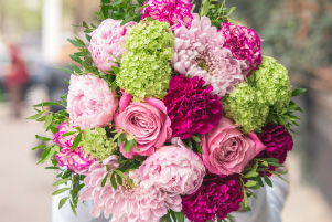 Bouquet Coloré et lumineux avec pivoines roses, œillets fuchsia et hortensias verts
