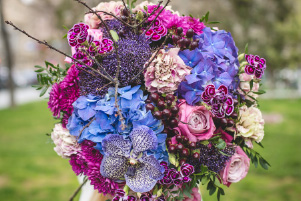 Bouquet Élégant et raffiné avec hortensias bleus, roses roses et fleurs violettes