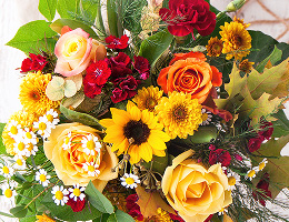 Bouquet de fleurs de saison coloré composé de roses, tournesols et de fleurs fraîches