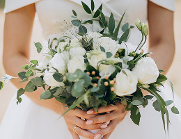 Bouquet de mariage composé de fleurs blanches et feuillage naturel