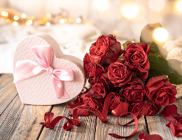 Bouquet de roses rouges accompagné d’un coffret en forme de cœur”