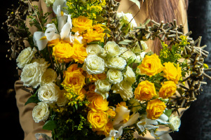 Bouquet Amour en bouquet composé de roses jaunes et blanches présenté dans une structure en forme de cœur