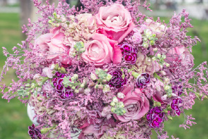 Bouquet Éclat du cœur composé de roses roses, fleurs mauves et feuillage délicat