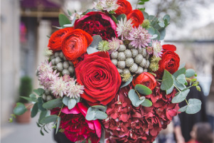 Bouquet Passion florale avec roses rouges et fleurs romantiques