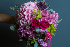 Bouquet festif composé de roses fuchsia, hortensias roses et fleurs colorées dans une composition joyeuse et élégante