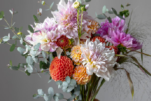 Bouquet moment à célébrer composé de dahlias colorés, fleurs pastel et feuillage délicat