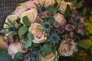 Bouquet Lumière apaisante composé de roses pastel, fleurs bleutées et feuillage délicat