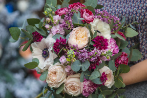 Bouquet Pensée sincère composé de roses crème, fleurs violettes et eucalyptus dans une composition élégante et apaisante
