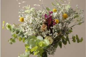 Bouquet Présence discrète composé d’eucalyptus, fleurs délicates et feuillage léger dans une composition naturelle et apaisante