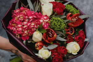 Bouquet Souvenir en fleurs composé de roses rouges et blanches, hortensia et feuillage élégant