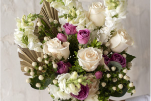 Bouquet élégance nuptiale composé de roses blanches, fleurs délicates et touches rose tendre
