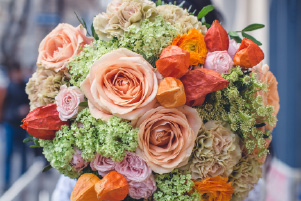 Bouquet Instant précieux composé de roses pêche, fleurs délicates et feuillage raffiné dans une composition élégante et chaleureuse