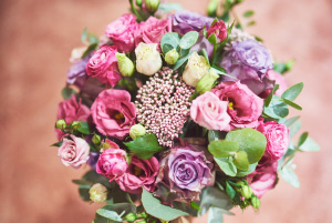 Bouquet Promesse florale avec roses roses et fleurs lavande pour mariage