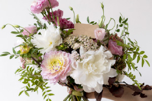 Bouquet Éveil délicat composé de fleurs blanches, roses pastel et feuillage léger dans une composition douce et naturelle