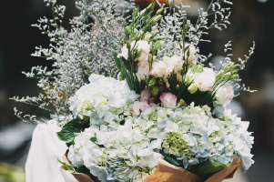 Bouquet Lumière nouvelle composé d’hortensias blancs, fleurs pastel et feuillage délicat
