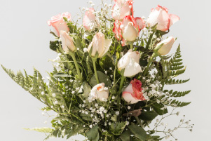 Bouquet sincère composé de roses rose pâle, gypsophile délicat et feuillage naturel