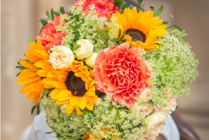 Bouquet Éclat d’été avec tournesols et fleurs estivales colorées