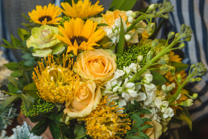 Bouquet harmonie de saison avec tournesols, roses jaunes et fleurs