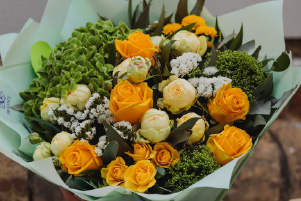 Bouquet jardin lumineux composé de roses jaunes, hortensia vert et fleurs fraîches de saison