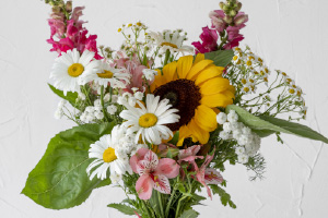 Bouquet Soleil fleuri composé de tournesol, marguerites et fleurs champêtres dans une composition estivale colorée