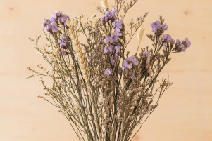 Bouquet Nature éternelle composé de statice lavande, graminées séchées et fleurs champêtres aux tons naturels et délicats