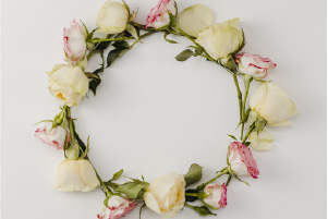 Couronne Cercle fleuri composé de roses blanches et roses aux nuances douces et élégantes