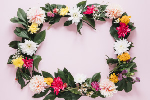 Couronne bohème composée de chrysanthèmes colorés, feuillages décoratifs et fleurs variées aux teintes lumineuses