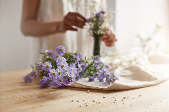 Fleuriste à Saint-Lô réalisant un bouquet de fleurs artisanales
